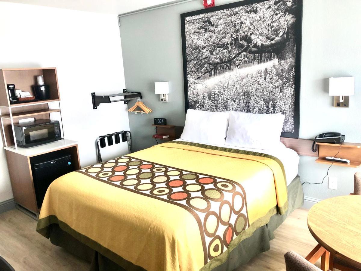 Super 8 By Wyndham Fort Bragg Ngoại thất bức ảnh