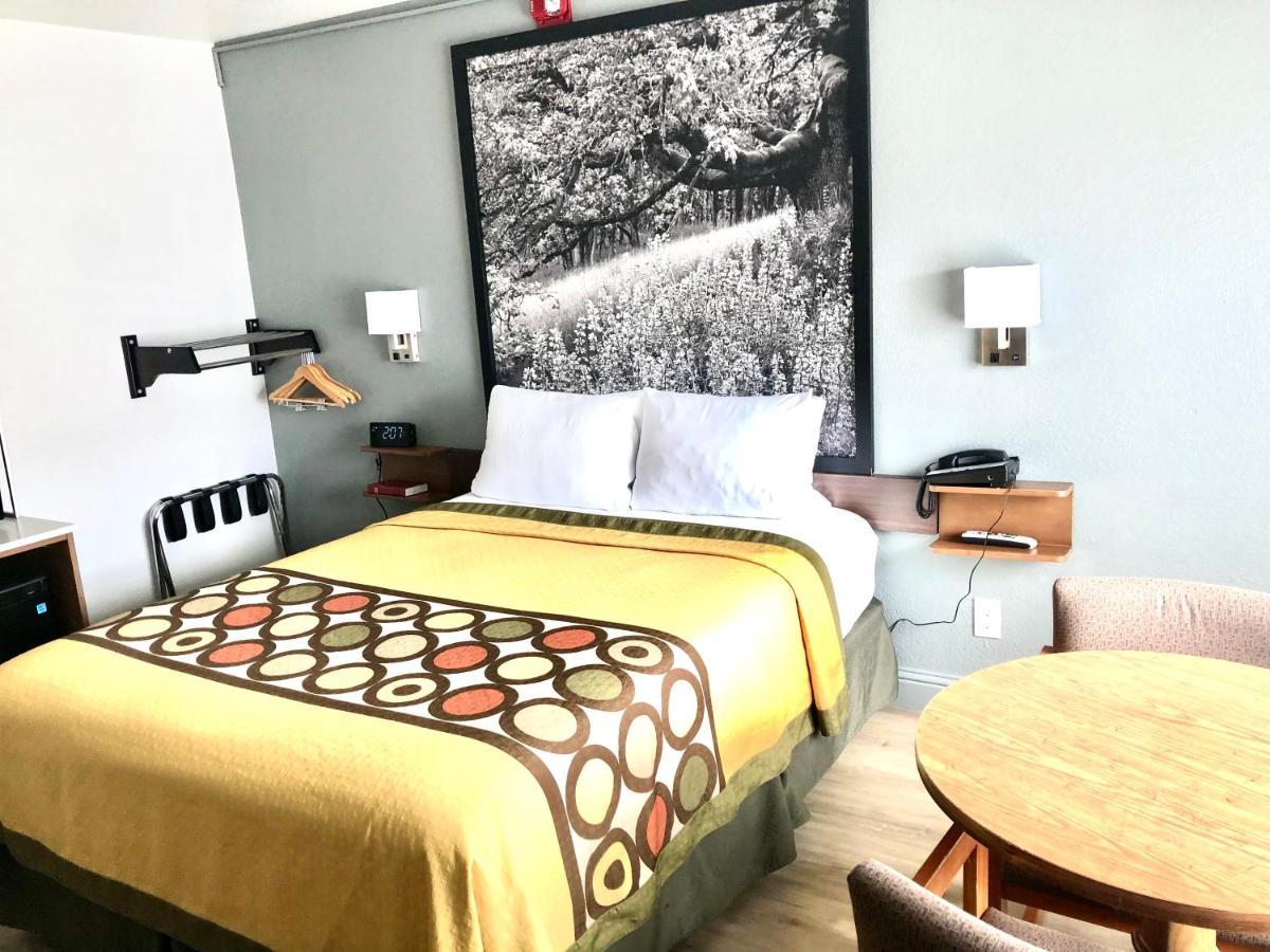 Super 8 By Wyndham Fort Bragg Ngoại thất bức ảnh