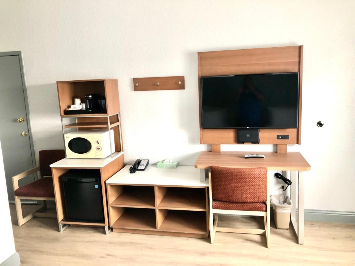 Super 8 By Wyndham Fort Bragg Ngoại thất bức ảnh