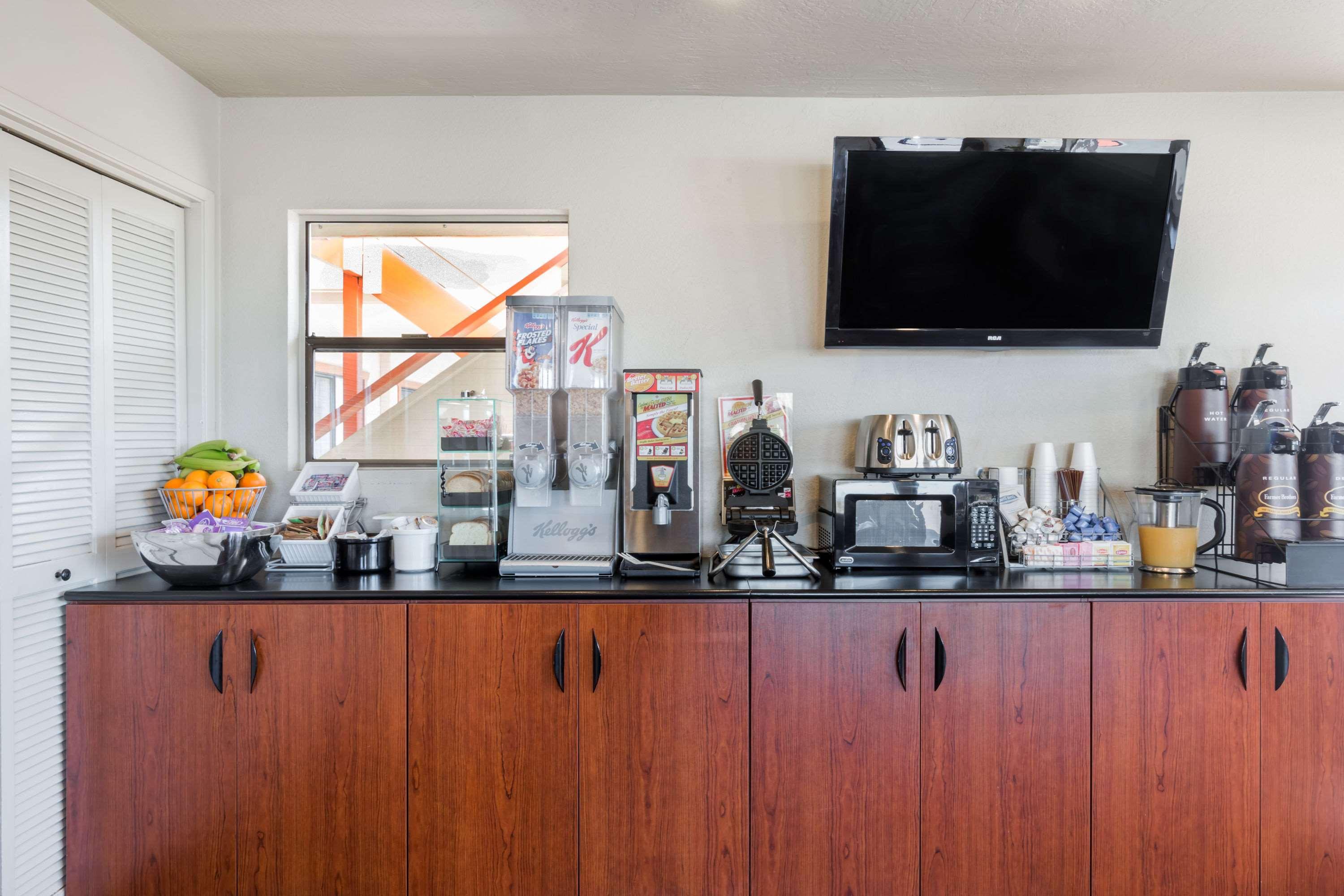 Super 8 By Wyndham Fort Bragg Ngoại thất bức ảnh