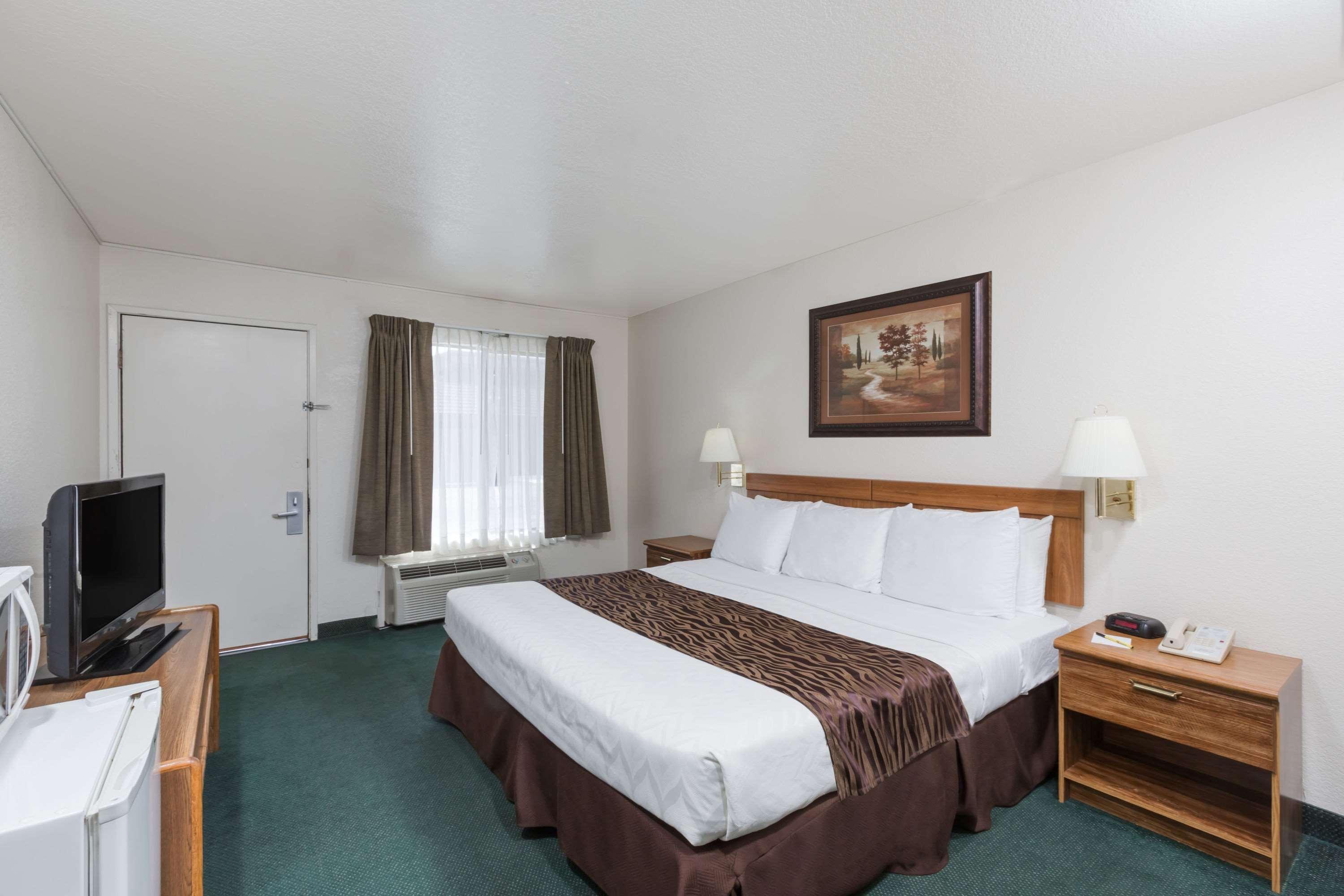 Super 8 By Wyndham Fort Bragg Ngoại thất bức ảnh